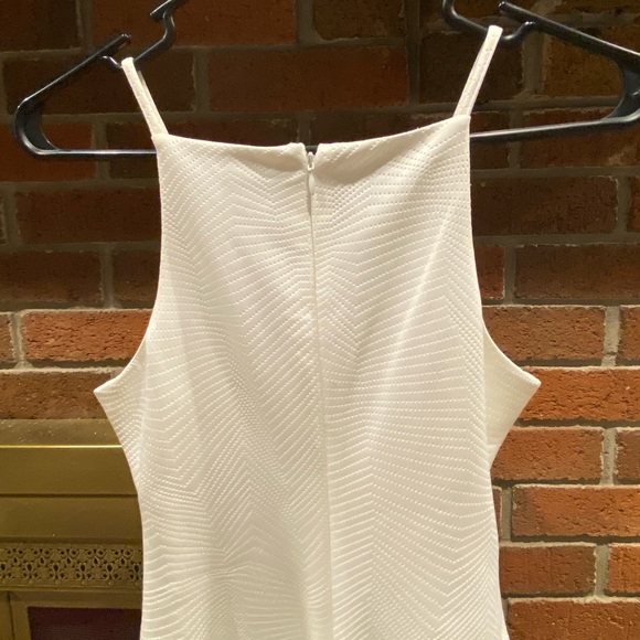 White Guess minidress is perfect for honeymoon, bridal shower, summer outing👗 - Picture 4 of 7